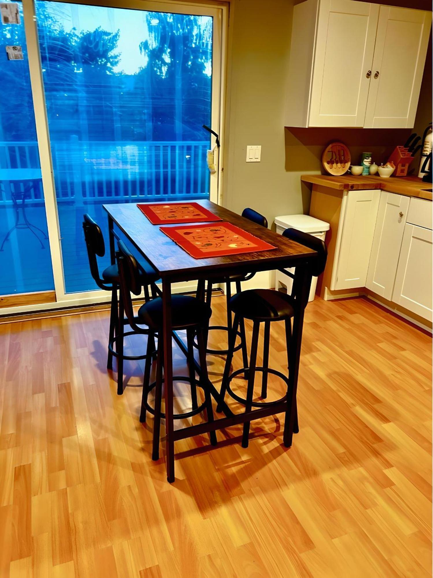 Water Street Retreat Chelan Room photo